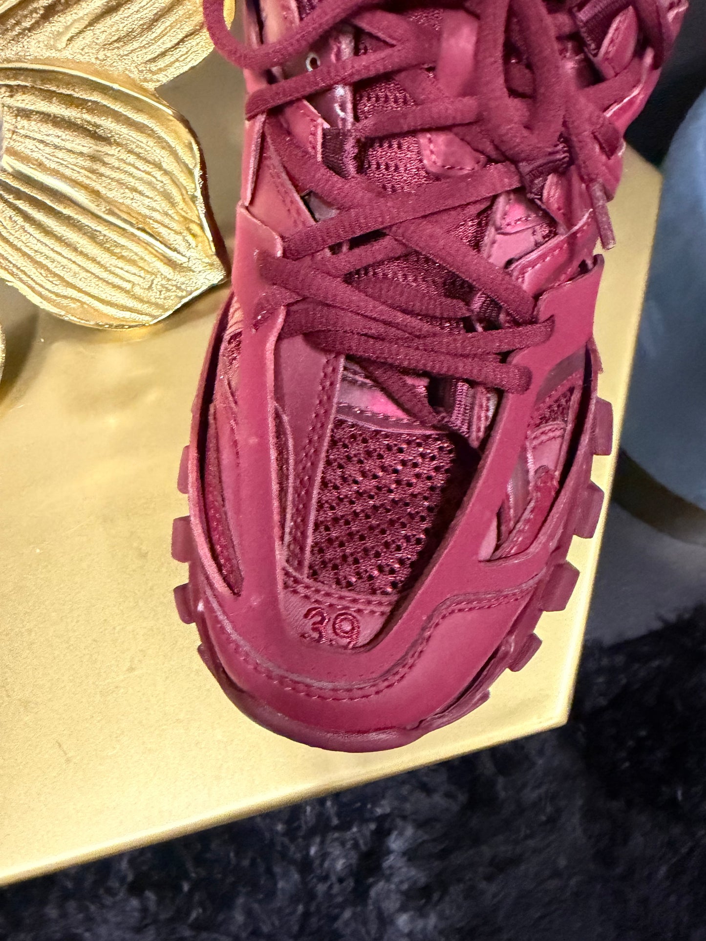 ￼ Burgundy Runners Size 39