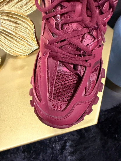 ￼ Burgundy Runners Size 39